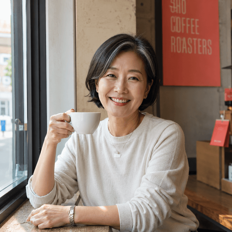 창가에 앉아 생각에 잠긴 50대 남성