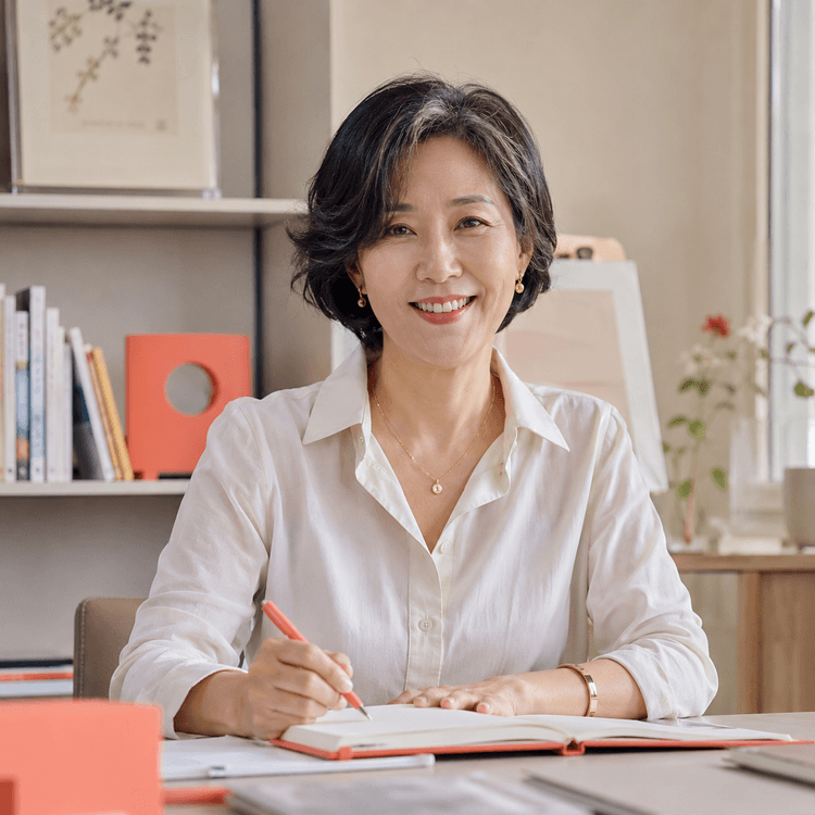주식 화면 바라보는 50대 여성