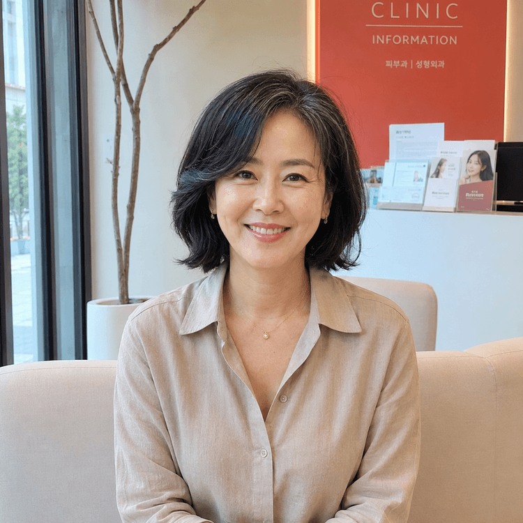병원에서 상담받는 50대 여성