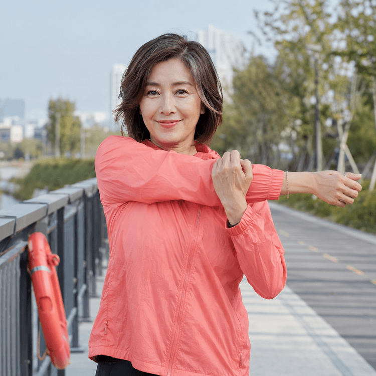 아침 운동하는 50대 여성