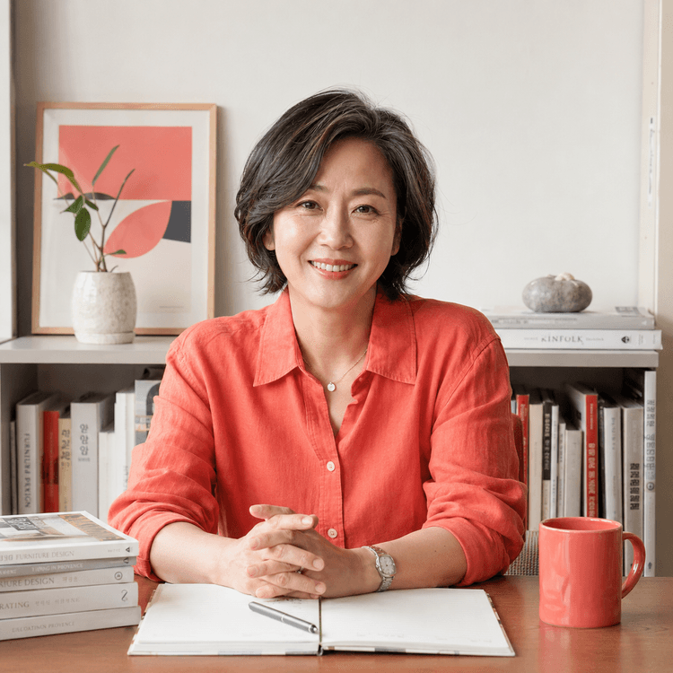 50대 여성 재무 서류 검토