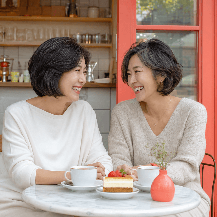 50대 여성 둘이 카페에서 대화