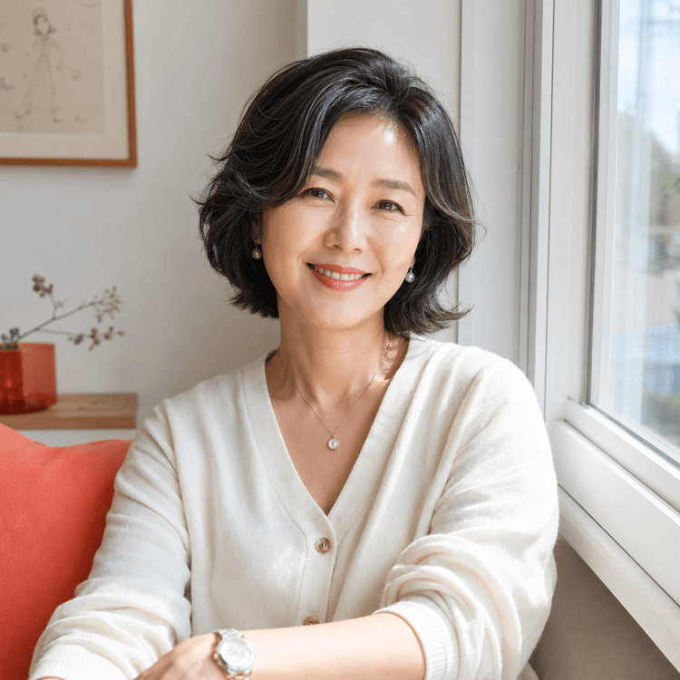 창가에서 차를 마시는 50대 여성