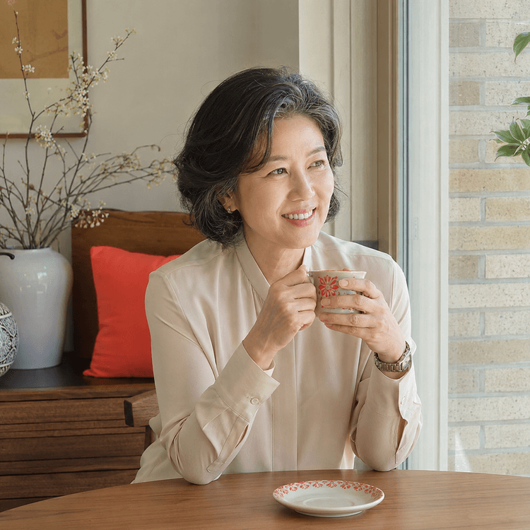 창가에 앉은 50대 여성