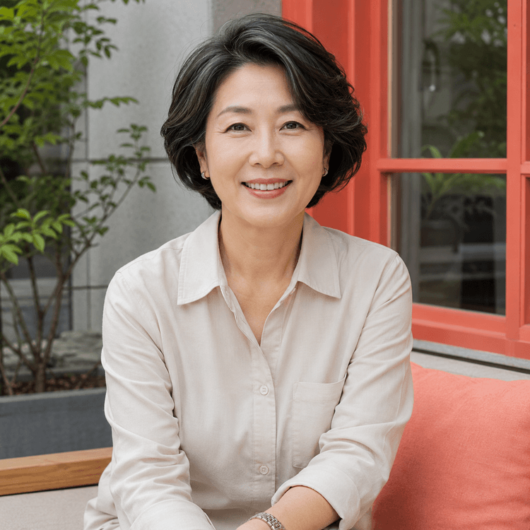밝게 웃는 60대 여성