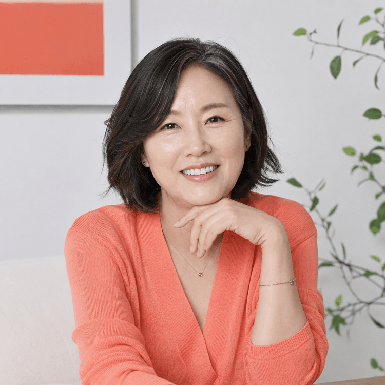 자연스러운 은발의 50대 여성