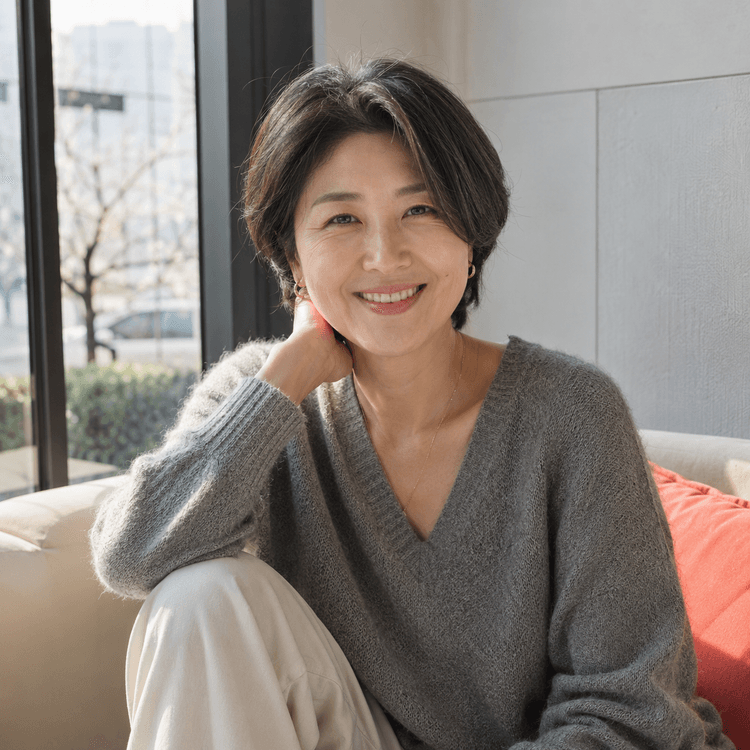 빈방 창가에 앉은 50대 여성