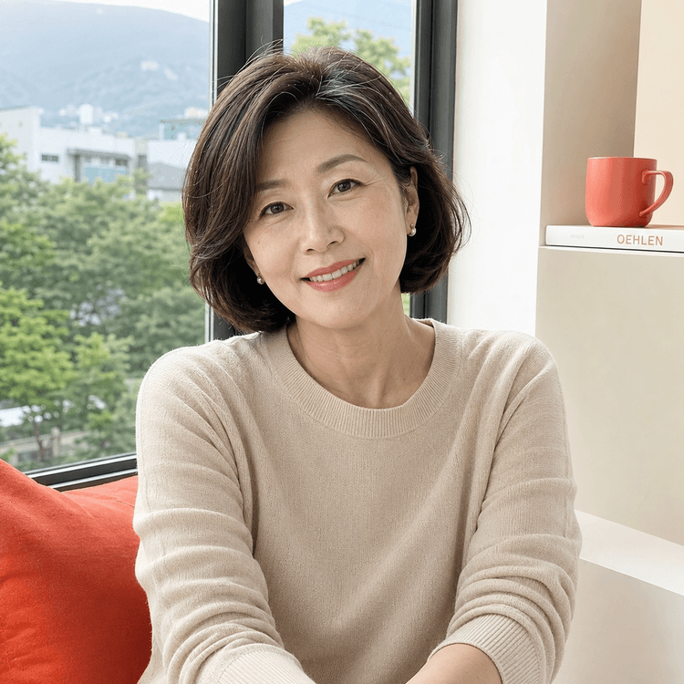 창가에 앉아 생각에 잠긴 50대 여성