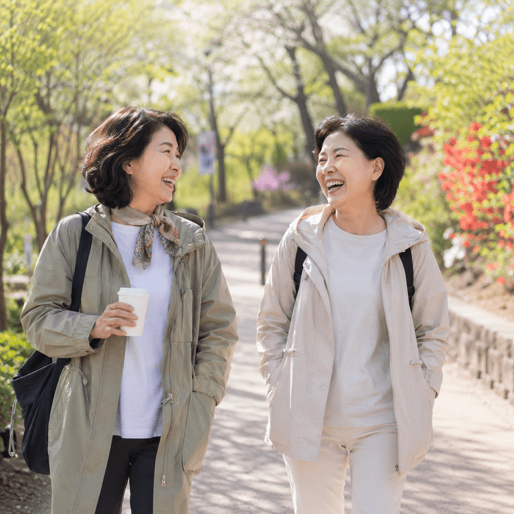 공원을 함께 걷는 중년 여성들