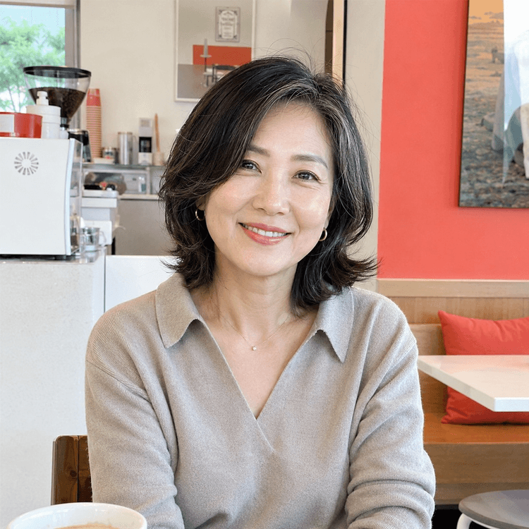 카페에서 여유롭게 쉬는 50대 여성