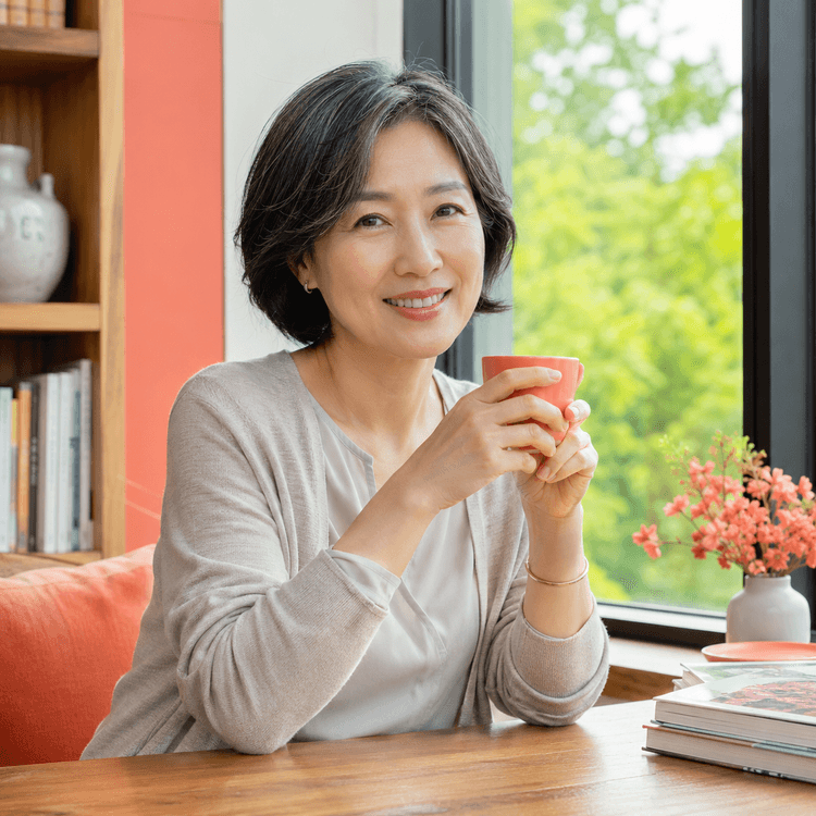 창가에 홀로 앉은 50대 여성