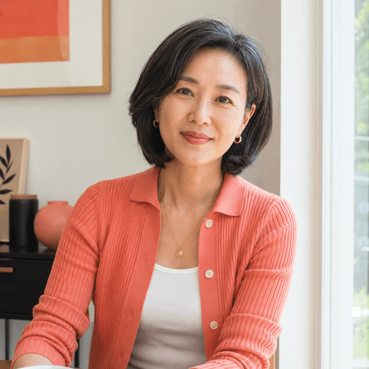 창가에서 노후를 설계하는 50대 여성