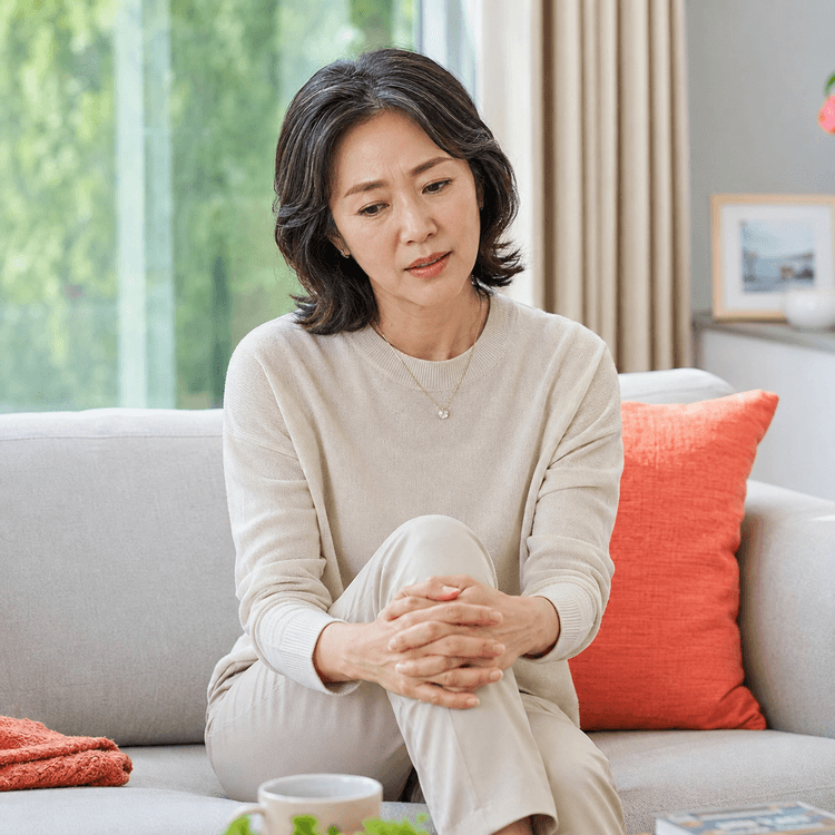 무릎을 잡고 고민하는 50대 여성