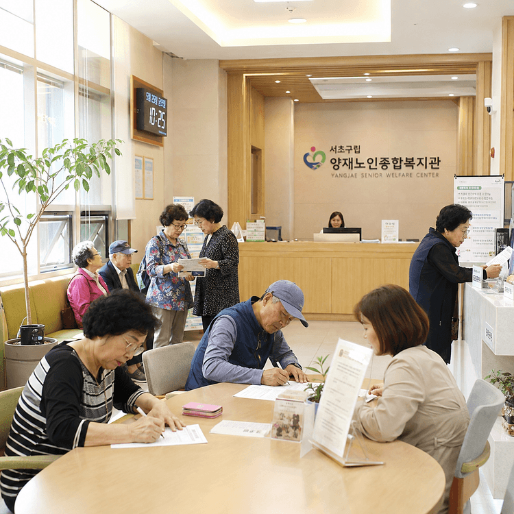 복지관 접수처에서 상담 중인 모습