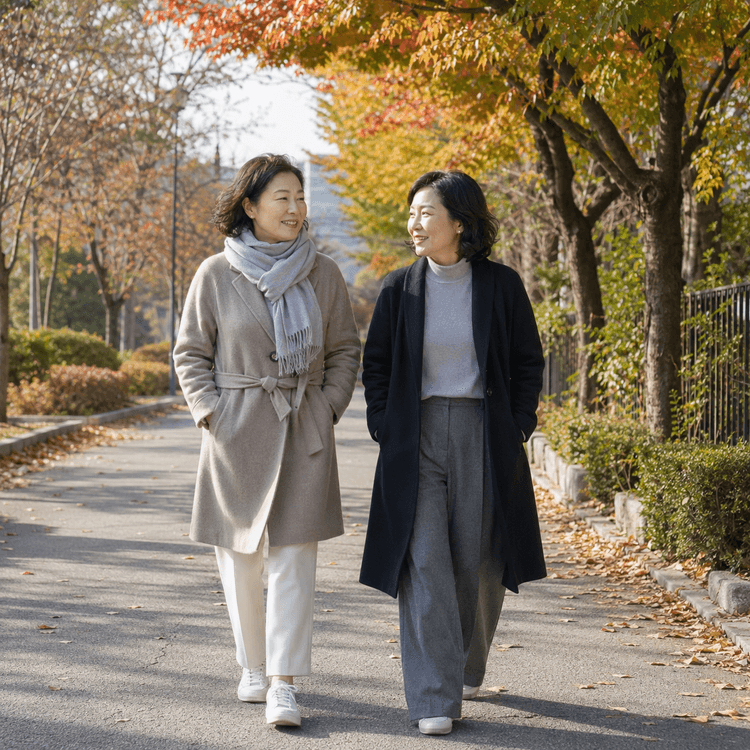 나란히 걷는 중년 여성 두 명